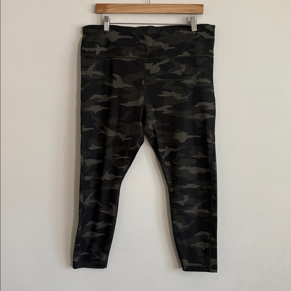 Athleta Camo Ultimate Stash Pocket 7/8 Tight Leggings - Picture 4 of 7